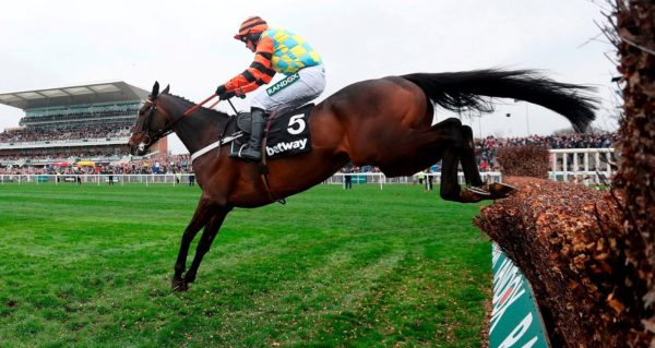 Inghilterra. Aintree first day, Might Bite domina la Bowl Chase battendo Bristol de Mai. Senza Buveur D’Air, Henderson raddoppia nella Aintree Hurdle grazie alla splendida affermazione di L’Ami Serge