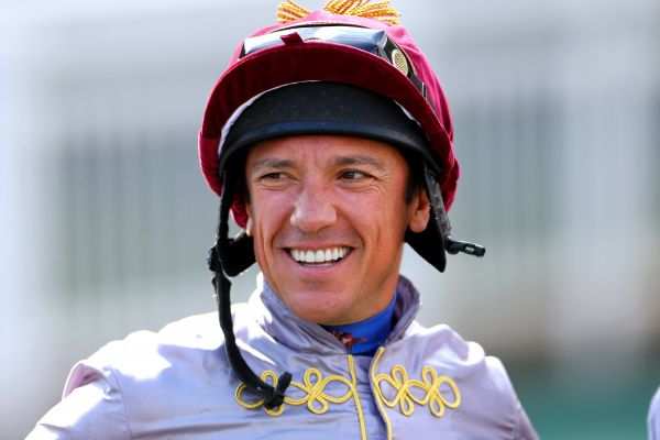 INGHILTERRA. Frankie Dettori azionista di Ipro, ha consegnato all’ospedale di Newmarket la prima spedizione di 1000 bottiglie delle 100 mila previste, necessarie all’idratazione dei medici che combattono il Covid 19