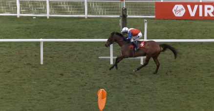 INGHILTERRA. Sandown Park, Love Envoi resta imbattuta. Nonostante qualche errore palesato sul percorso, l’allieva di Harry Fry s’impone nel Jane Seymour Mares Novices Hurdle di Gr2 sotto la gestione di Jonathan Burke