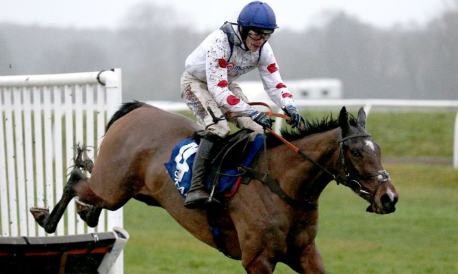 INGHILTERRA. Hermes Allen vince la Challow Novice Hurdle di Gr1. A Newbury l’allievo di Paul Nicholls, trainer alla quinta vittoria in questa corsa, conquista le terza vittoria consecutiva interpretato da Harry Cobden, adesso è il favorito per Ballymore Hurdle