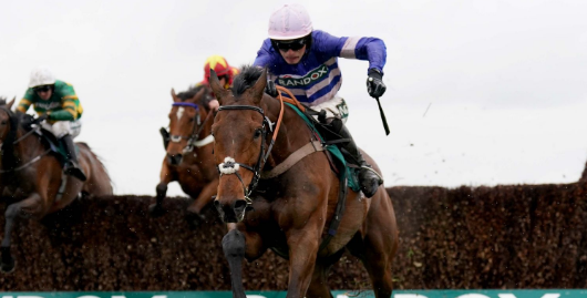 INGHILTERRA. Pic D’Orhy ed Harry Cobden vincono il Marsh Chase nel secondo giorno di corse ad Aintree, primo grade one per il figlio di Turgeon allenato da Paul Nicholls. Gerry Colombe e Davy Russell dominano il Mildmay, Inthepocket e Rachael Blackmore Top Novices; sorpresa nel Sefton con Apple Away e Stephen Mulqueen