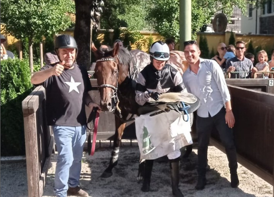 ITALIA. Merano, interessante la maiden sulle siepi riservata ai cavalli di tre anni, i compagni Ginger And leon e Vesuvio, contro il polacco Mr Mistofelees, Secret Boss e Wolverine. Nel cross country la portacolori di Fabio Rottoli Heichal, sfida il qualitativo Prince D’Orage