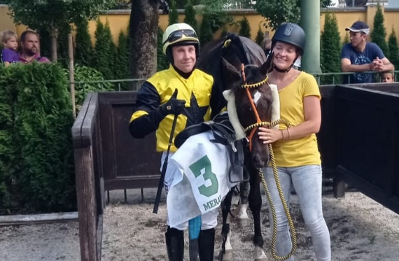 ITALIA. Igor in continua ascesa. Il rappresentante della Jokr Vana vince il clou di giornata battendo in volata Natris, terzo Sky Constellation. Arc En Ciel ok sulle siepi, Heichal e Tereza Polesna raddoppiano nel cross country