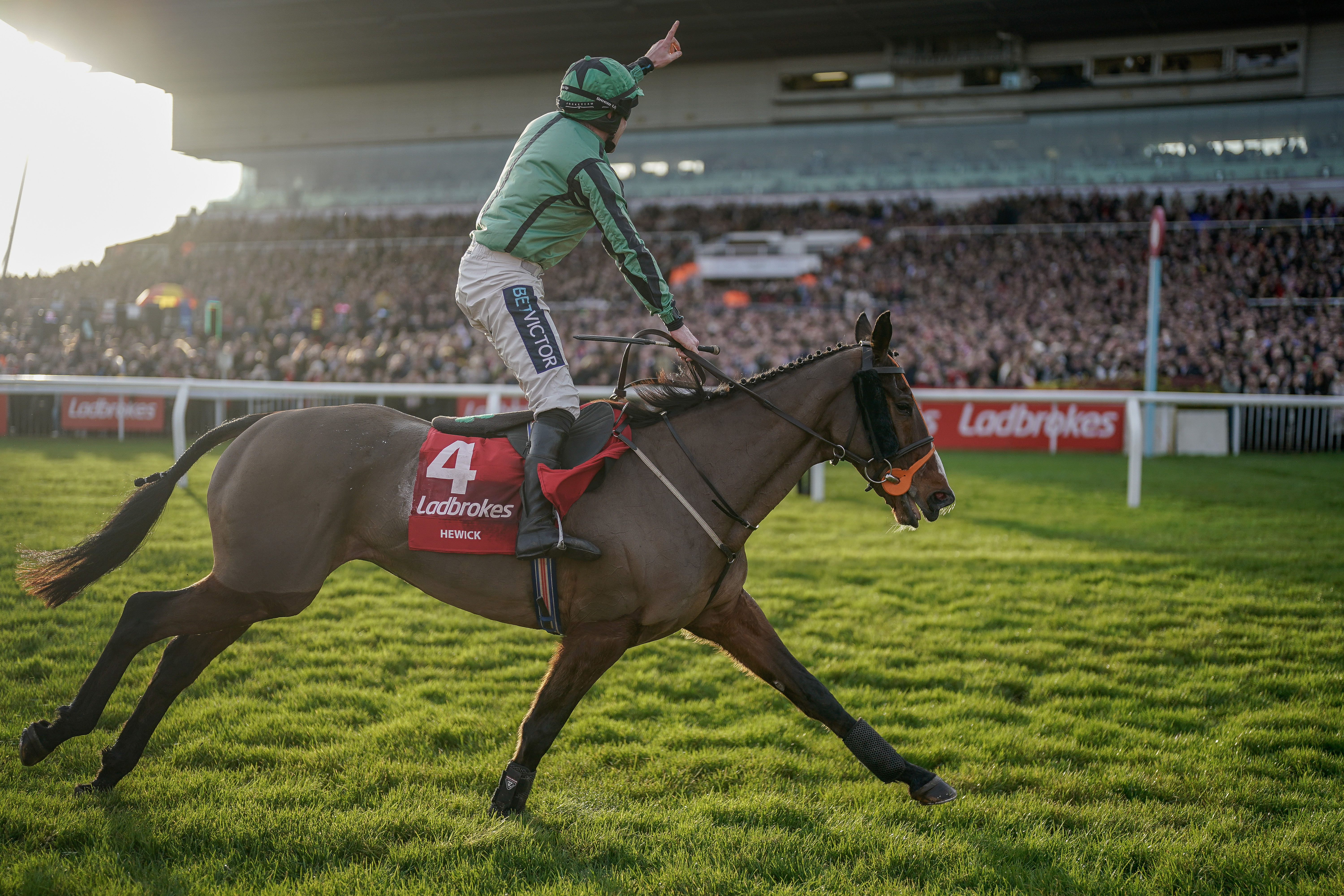 INGHILTERRA. Hewick e Gavin Sheehan stravolgono il King George VI Chase. L’allievo di Shark Hanlon a 12 vs 1 fulmina gli attesi Bravemansgame ed Allaho, cade Shishskin al penultimo ostacolo