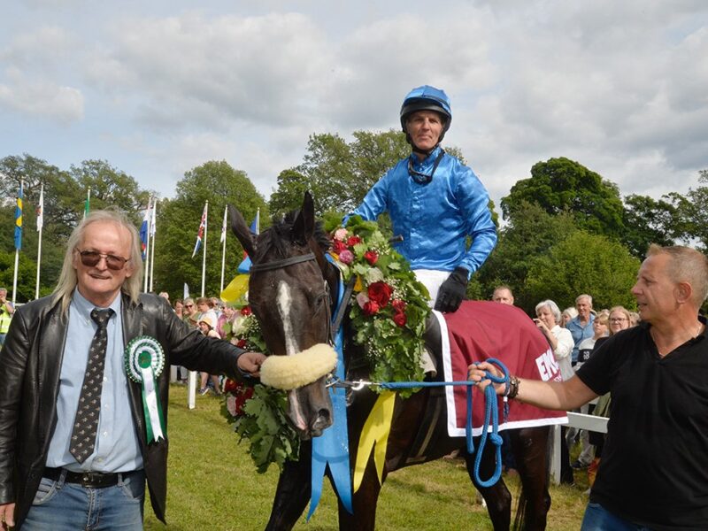 SVEZIA. Il polacco Pretty King vince la 53 esima edizione dello Svenskt Grand National. A Strömsholm l’allievo di Greg Wroblewsky domina la corsa interpretato dal veterano Niklas Loven, jockey alla sua quarta vittoria nella classica scandinava