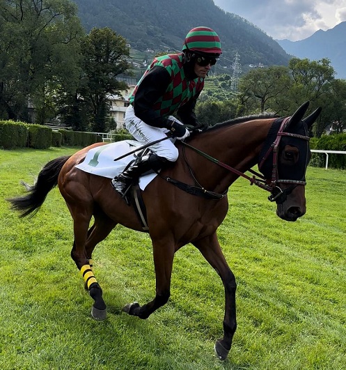 ITALIA. Merano, Afar King impressiona all’esordio sulle siepi in ricordo di Dominik Pastuszka. Excellent è un Drago fra i tre anni, Ballinsco si prende lo steeple chase. Doppio Bartos