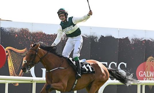 IRLANDA. Nurburgring impressiona nel Galway Hurdle. Seconda vittoria nella classica estiva di Ballybrit per il suo allenatore Joseph O’Brien, prima per il jockey JJ Slevin