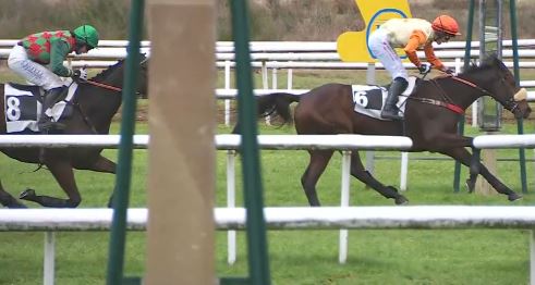 FRANCIA. Fontainebleau, J’Arrive de L’Est e Johnny Charron, in bello stile nel Grand Steeple Chase de la Solle, Prix Compagnie les Arlequins. Un secondo e un terzo posto in giornata per Giada Menato