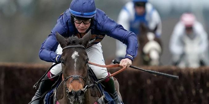 INGHILTERRA. Newbury, Djelo ok sulle tre miglia del Denman Chase, obiettivo Ryanair. Sir Gino da forfait nel Game Spirit, sorpresa di Master Chewy a 11 vs 1. Joyeuse regala la settima vittoria a Nicky Henderson nel William Hill Hurdle