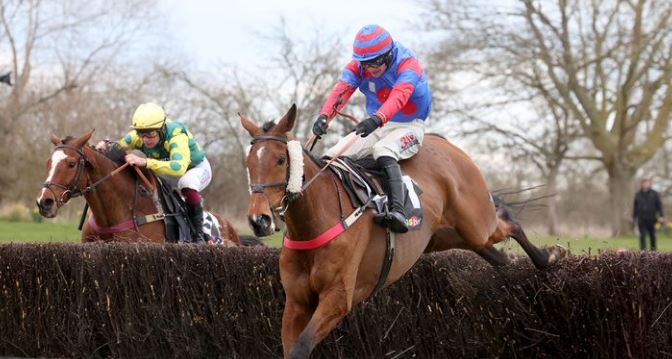 INGHILTERRA. Mr Vango straordinario. Davanti ad una folla di 10 mila persone, l’allievo di Sara Bradstock colleziona un’altra perla, imponendosi nel ricco Midlands Grand National Handicap Chase di Uttoxeter